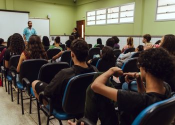 Alunos da Escola Nelson Vieira Pimentel participam de formações sobre música e vídeos para celular