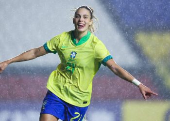 Brasil vence a Colômbia em noite de muita chuva no Kleber Andrade