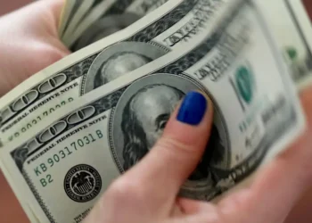 Dólar cai pela 11ª vez e tem maior sequência de quedas em 20 anos