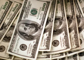 Dólar interrompe sequência de quedas, mas continua abaixo de R$ 5,80