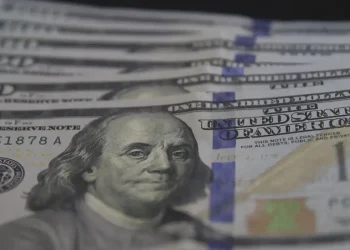 Dólar cai a R$ 5,77 e tem maior sequência de quedas desde o Plano Real