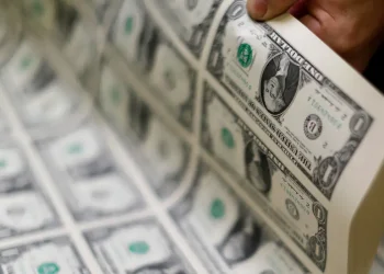 Dólar cai para R$ 5,81 em dia de trégua com moedas emergentes