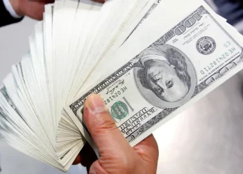 Dólar cai para R$ 5,70 com dados fracos dos EUA e ata do Copom