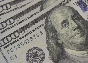 Dólar cai para R$ 5,64 e fecha no menor valor desde outubro