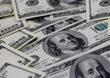 Dólar cai pela oitava vez seguida e fecha a R$ 5,63