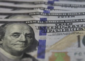 Dólar cai para R$ 5,84 após suspensão de tarifaço de Trump