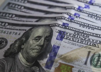 Dólar aproxima-se de R$ 5,70 com incertezas sobre IOF