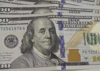 Dólar cai para R$ 5,49 com derrubada de alta do IOF e inflação menor