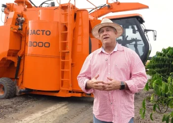 Com colheita mecanizada, cafeicultores capixabas superam falta de mão de obra