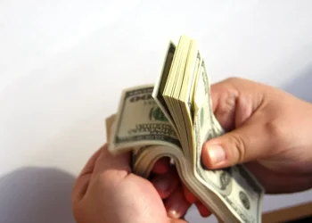 Como a falta de planejamento financeiro pode empurrar jovens capixabas ao front de uma guerra