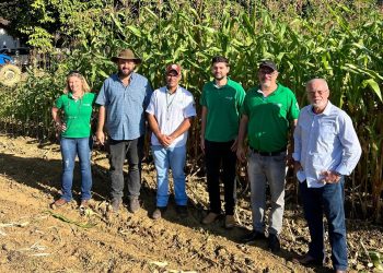 Incaper reforça apoio à pecuária de Viana com entrega de silagem a produtores
