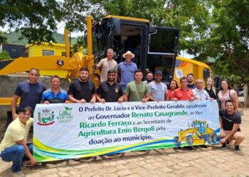 Governo do Estado entrega máquina para reforçar infraestrutura rural em Mantenópolis