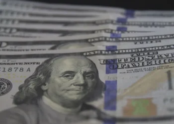 Dólar fecha em R$ 5,16 e atinge menor valor em 20 meses
