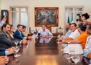 Governo amplia isenção de ICMS para veículos elétricos e híbridos e beneficia taxistas e motoristas de aplicativo