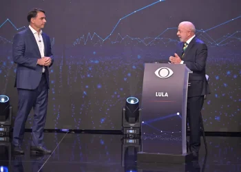 Mendonça diz que Flávio e Lula podem divulgar sigilos